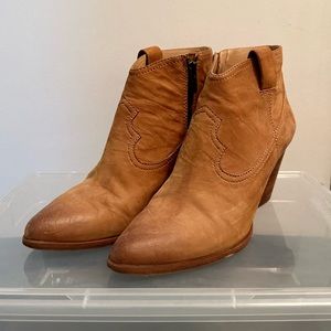 Frye: Women’s Leather Reina Bootie | Size 7